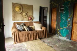 um sofá com almofadas num quarto em Hostel Portal do Pati em Andaraí