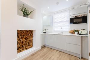 una cocina con chimenea en la pared en 14-16 Grosvenor Street Luxury Apartments - Chester en Chester