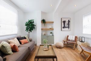 - un salon avec un canapé et une table dans l'établissement 14-16 Grosvenor Street Luxury Apartments - Chester, à Chester