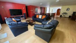 卡哈马卡Casa de Campo María Eugenia的配有两张沙发和一台平板电视的客厅