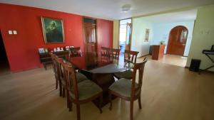 卡哈马卡Casa de Campo María Eugenia的餐厅里有一张桌子和几把椅子