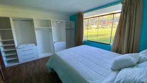 卡哈马卡Casa de Campo María Eugenia的一间卧室，配有一张大床和一扇窗户。