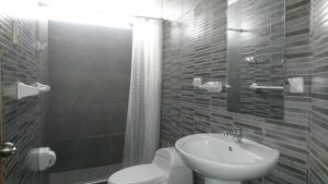 卡哈马卡Casa de Campo María Eugenia的带白色水槽和马桶的浴室 更多30张照片