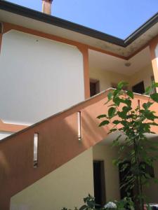 een gebouw met een balkon met een dak bij Two-Bedroom Apartment in Rosolina Mare III in Rosolina Mare