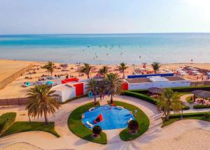een luchtzicht op een resort en het strand bij Baylasun Icon in King Abdullah Economic City