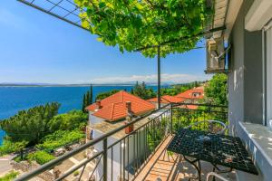 d'un balcon avec une table et une vue sur l'eau. dans l'établissement Apartments BRANA, à Dramalj