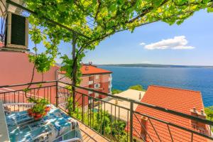 - un balcon avec vue sur l'eau dans l'établissement Apartments BRANA, à Dramalj