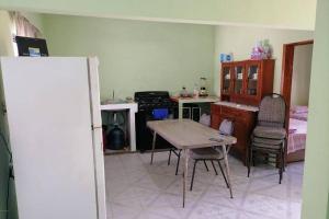 Küche/Küchenzeile in der Unterkunft CASA CON TODO LOS SERVICIOS Y 2 RECAMARAS CLIMATIZADAS CON 2 CAMAS CADA UNO PARA 8 PERSONAs