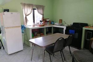 Kuchyň nebo kuchyňský kout v ubytování CASA CON TODO LOS SERVICIOS Y 2 RECAMARAS CLIMATIZADAS CON 2 CAMAS CADA UNO PARA 8 PERSONAs + 7 fotografií