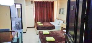 Caliraya Resort Club tesisinde bir odada yatak veya yataklar