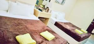 Caliraya Resort Club tesisinde bir odada yatak veya yataklar