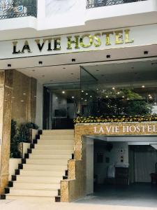 un edificio con escaleras que conducen a un hotel de lujo en Lavie Hotel, en Hanói