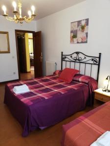 カマレニョにあるLa Ermitaのベッドルーム1室(大型ベッド1台、シャンデリア付)