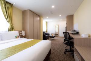 Hotel Kuretakeso Thailand Sriracha - SHA Extra Plus客房内的一张或多张床位