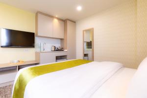 Hotel Kuretakeso Thailand Sriracha - SHA Extra Plus的厨房或小厨房