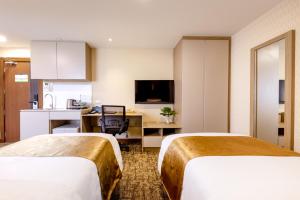 Hotel Kuretakeso Thailand Sriracha - SHA Extra Plus客房内的一张或多张床位