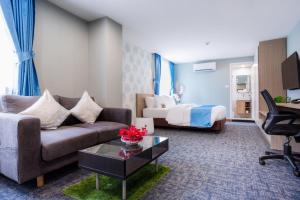 是拉差Hotel Kuretakeso Thailand Sriracha - SHA Extra Plus的带沙发和床的客厅 更多34张照片