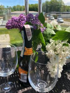 a bottle of wine and two glasses on a table at Golf Apartament 10 in Wejherowo