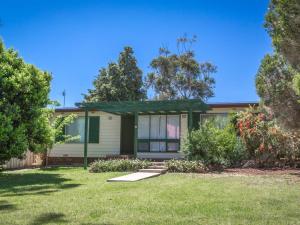 una casa con una casa verde e bianca di 17 Broadbeach Drive a Normanville