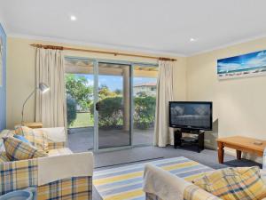 Televisyen dan/atau pusat hiburan di 22 Broadbeach Drive
