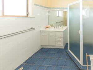 ノーマンビルにあるSandy Feet 31 Gold Coast Driveのシャワー、洗面台、鏡を備えたバスルーム +15枚の写真