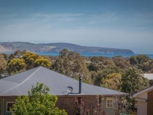 ein Hausdach mit einem See im Hintergrund in der Unterkunft 3 Banksia Court in Normanville + 8 Fotos