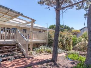 ein Haus mit einer Veranda mit einer Schaukel in der Unterkunft 3 Banksia Court in Normanville