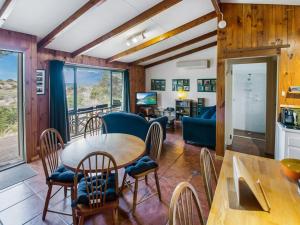 Η κουζίνα ή μικρή κουζίνα στο 34 Riverview Drive
