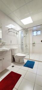 Un baño con lavabo, inodoro y ducha. en Yeh B&B, en Taitung