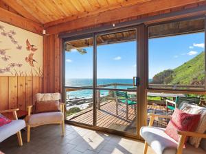 um quarto com vista para o oceano em Cliffs End Beach Shack 105 Gold Coast Drive em Carrickalinga