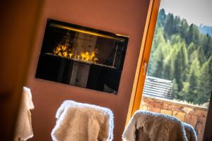 A television and/or entertainment centre at Dolomitenhotel Weisslahnbad