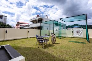 是拉差Hotel Kuretakeso Thailand Sriracha - SHA Extra Plus的建筑物屋顶上的桌椅