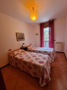 - une chambre avec 2 lits et une fenêtre dans l'établissement Sesia Apartment, à Silvi Marina