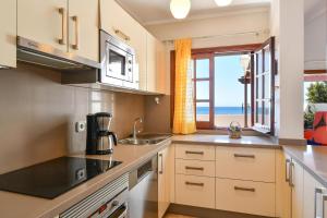 a kitchen with a view of the ocean at Bungalow Vistamar in Playa Honda