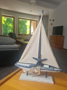 a model of a boat on top of a table at Schickebude-Steinhude-1-400m-zum-naechsten-oeffentlichen-Wasserzugang-5-Minuten-zur-Badeinsel-ruhige-Lage-mit-schoenem-Aussenbereich in Steinhude