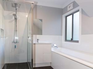 Ένα μπάνιο στο 50 Turnberry Drive +14 φωτογραφίες