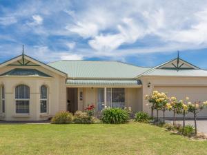 ノーマンビルにあるBeachside at Normanville 7 Ronald Streetの緑屋根の大家