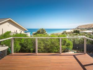 una terrazza in legno con vista sull'oceano di Footprints at Carrickalinga 31 Solitude Drive a Carrickalinga