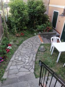a garden with a stone walkway and a table and chairs at I Limoni 2 in La Spezia +5 photos