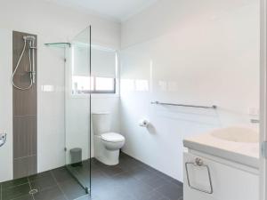 Bilik mandi di 9 19 Troon Drive +18 gambar