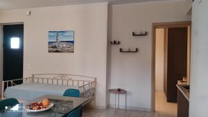 una camera con letto e tavolo con cesto di frutta di Kalliope Apartments a Tsoukalades