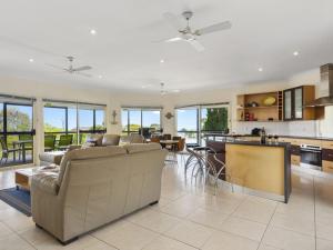 Χώρος καθιστικού στο Carrickalinga Dreams 15 Solitude Drive