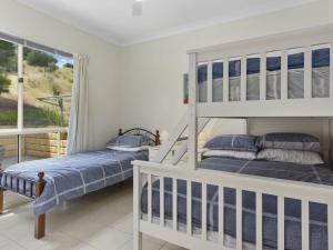 Ένα ή περισσότερα κρεβάτια σε δωμάτιο στο Carrickalinga Dreams 15 Solitude Drive