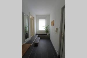 um corredor com um banco e uma janela em FeWo Zum Schloss em Weißenfels