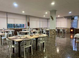 a dining room with tables and white chairs at COMPLEJO TURISTICO LOS AZORES in Fuencaliente