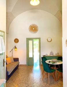 sala de estar con sofá y mesa en Casa Agrumeto 30 en Ostuni