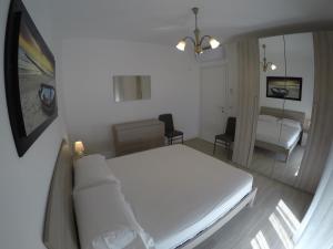 Кровать или кровати в номере RESIDENCE CAORLE TRILOCALE CON PISCINA - Agenzia Cocal