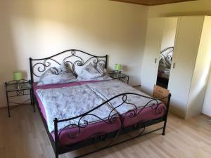 ein Bett in einem Schlafzimmer mit zwei Nachttischen in der Unterkunft Ferienhaus Rafaela mit Privatstrand in Ledenitzen
