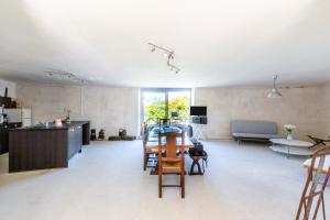 a kitchen and living room with a table and chairs at Blockhaus 44 in Ver-sur-Mer