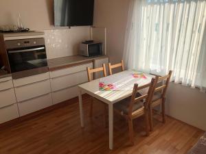 una cucina con tavolo e sedie di Ferienhaus Rafaela mit Privatstrand a Ledenitzen